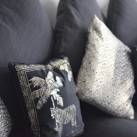 בורנמות' Modern Town Centre Flat - Free Shared Parking, King Size Bed, 5 Minutes Walk To Beach מראה חיצוני תמונה
