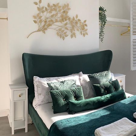 בורנמות' Modern Town Centre Flat - Free Shared Parking, King Size Bed, 5 Minutes Walk To Beach מראה חיצוני תמונה