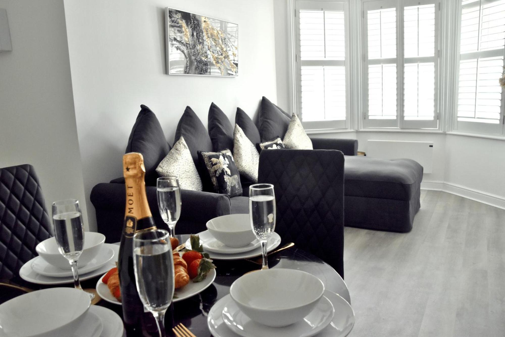 בורנמות' Modern Town Centre Flat - Free Shared Parking, King Size Bed, 5 Minutes Walk To Beach מראה חיצוני תמונה