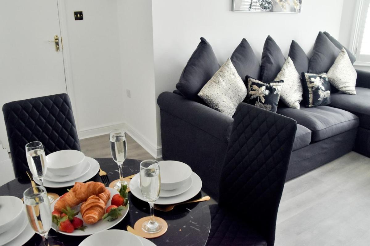 בורנמות' Modern Town Centre Flat - Free Shared Parking, King Size Bed, 5 Minutes Walk To Beach מראה חיצוני תמונה