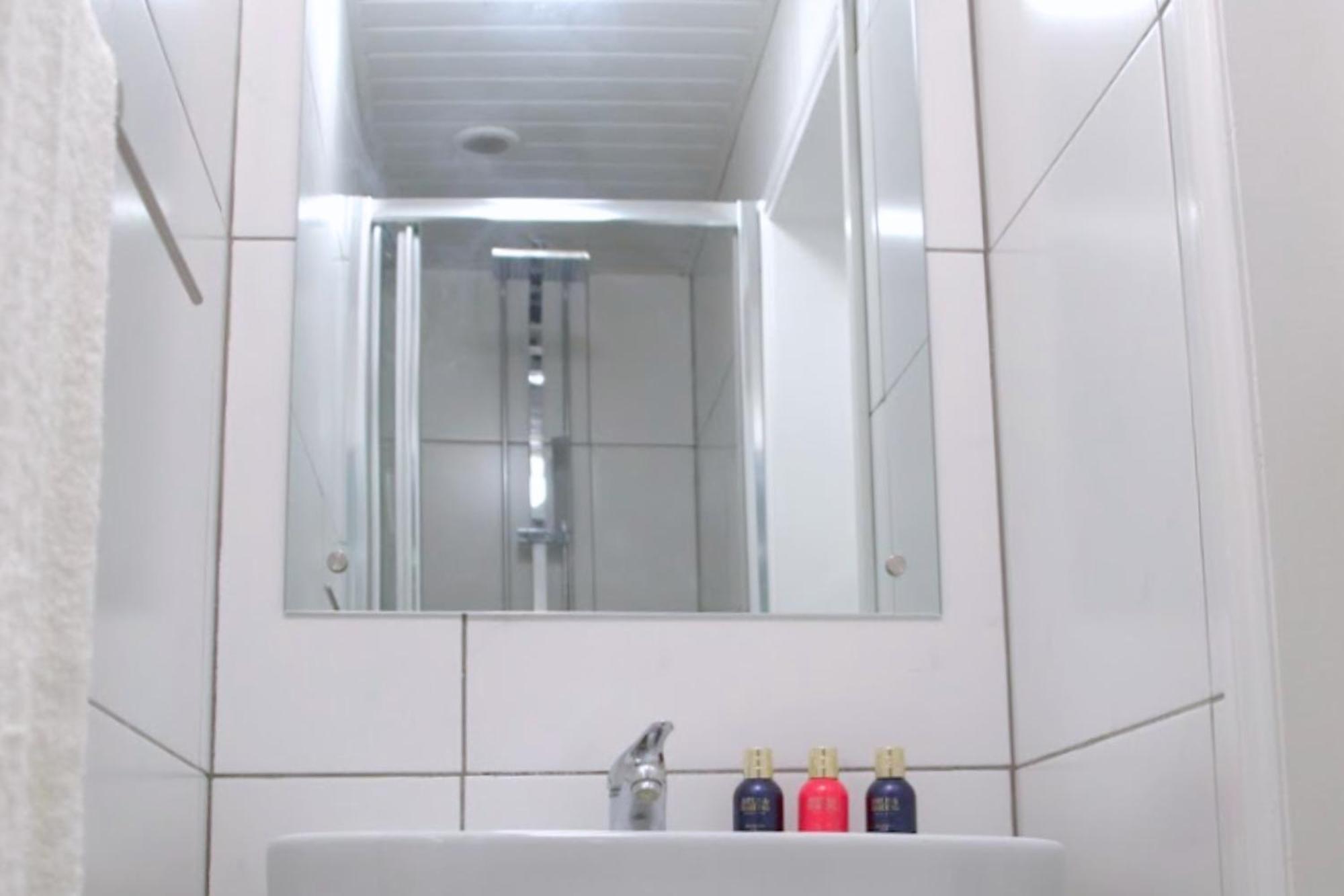 בורנמות' Modern Town Centre Flat - Free Shared Parking, King Size Bed, 5 Minutes Walk To Beach מראה חיצוני תמונה