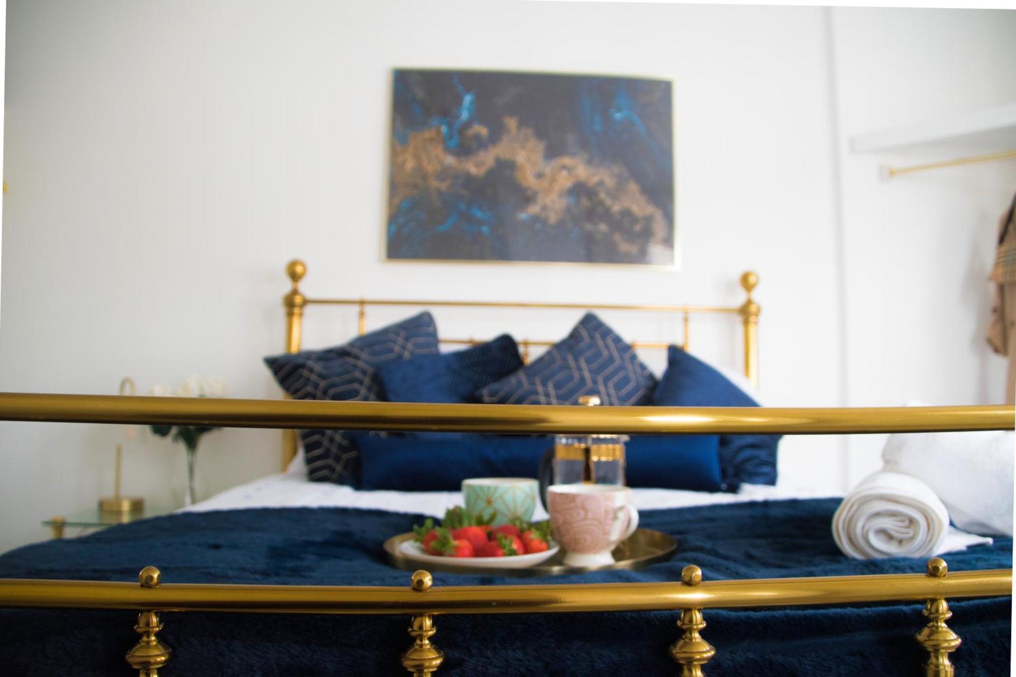 בורנמות' Modern Town Centre Flat - Free Shared Parking, King Size Bed, 5 Minutes Walk To Beach מראה חיצוני תמונה