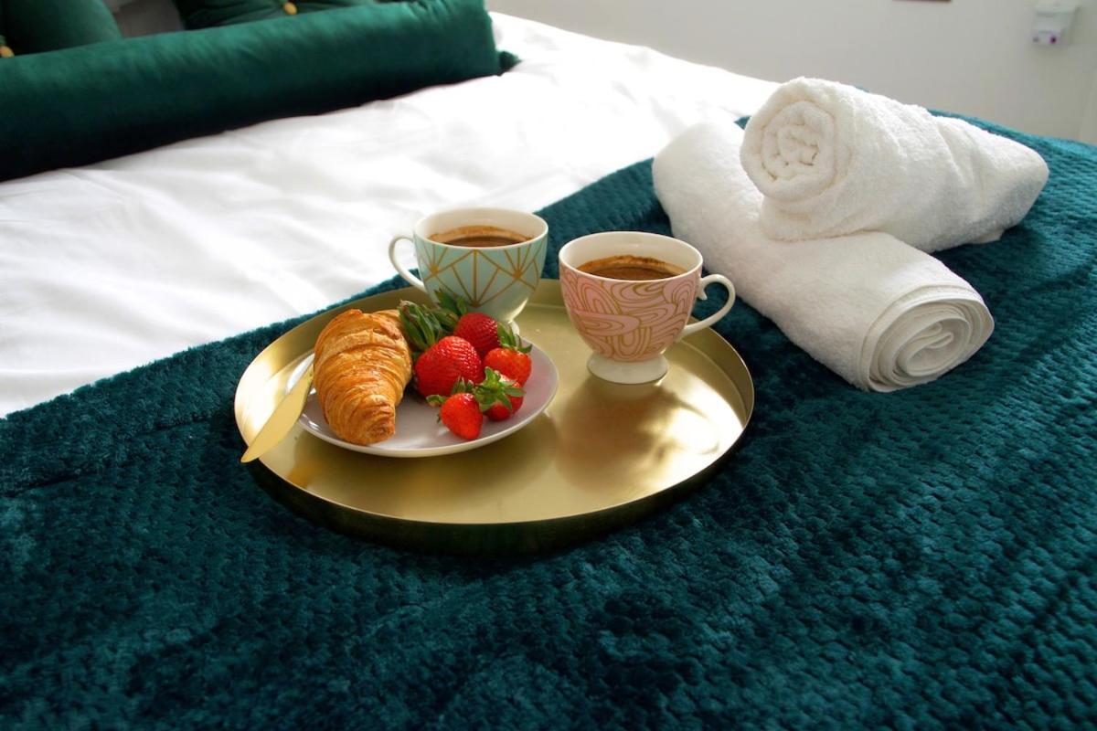 בורנמות' Modern Town Centre Flat - Free Shared Parking, King Size Bed, 5 Minutes Walk To Beach מראה חיצוני תמונה