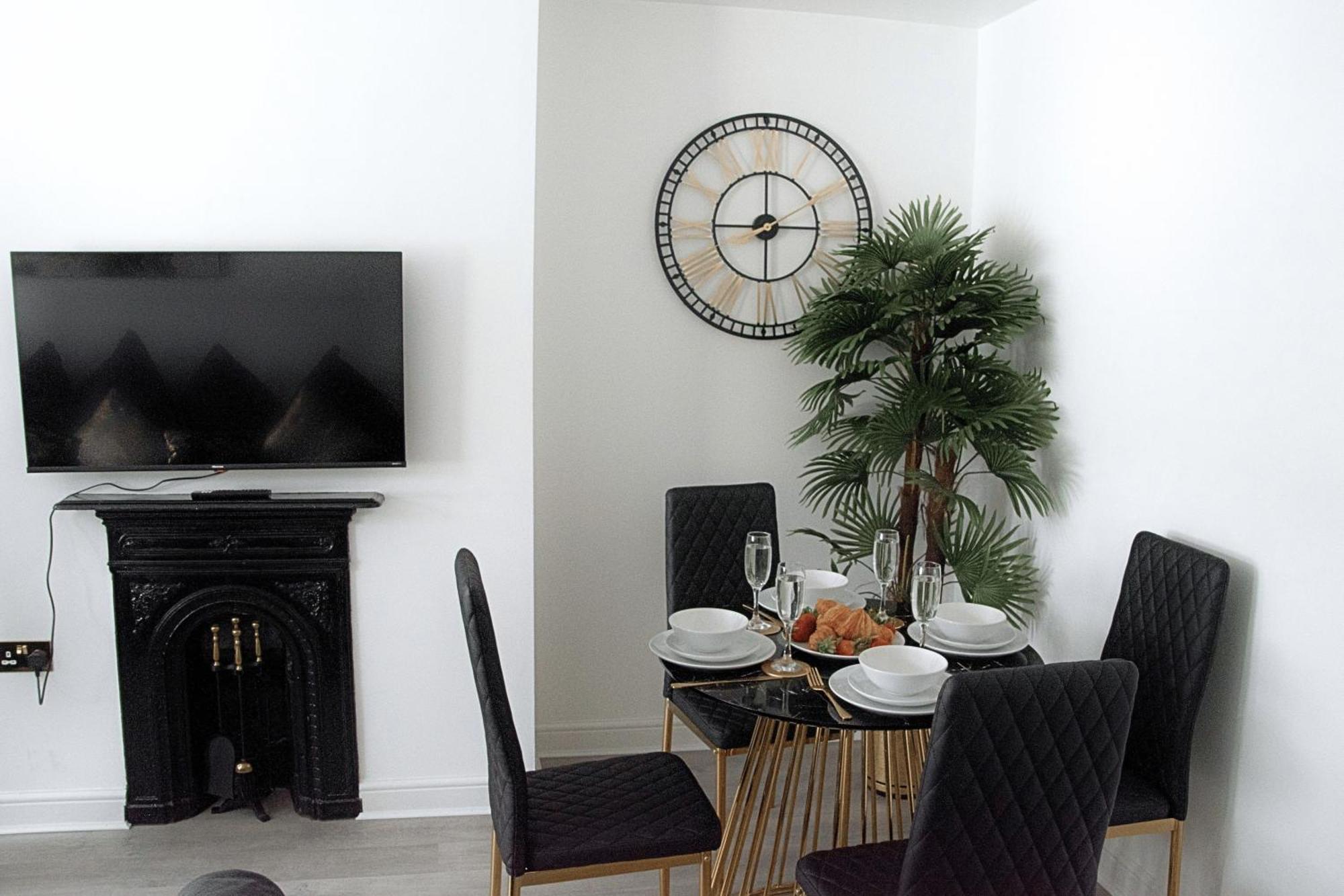 בורנמות' Modern Town Centre Flat - Free Shared Parking, King Size Bed, 5 Minutes Walk To Beach מראה חיצוני תמונה