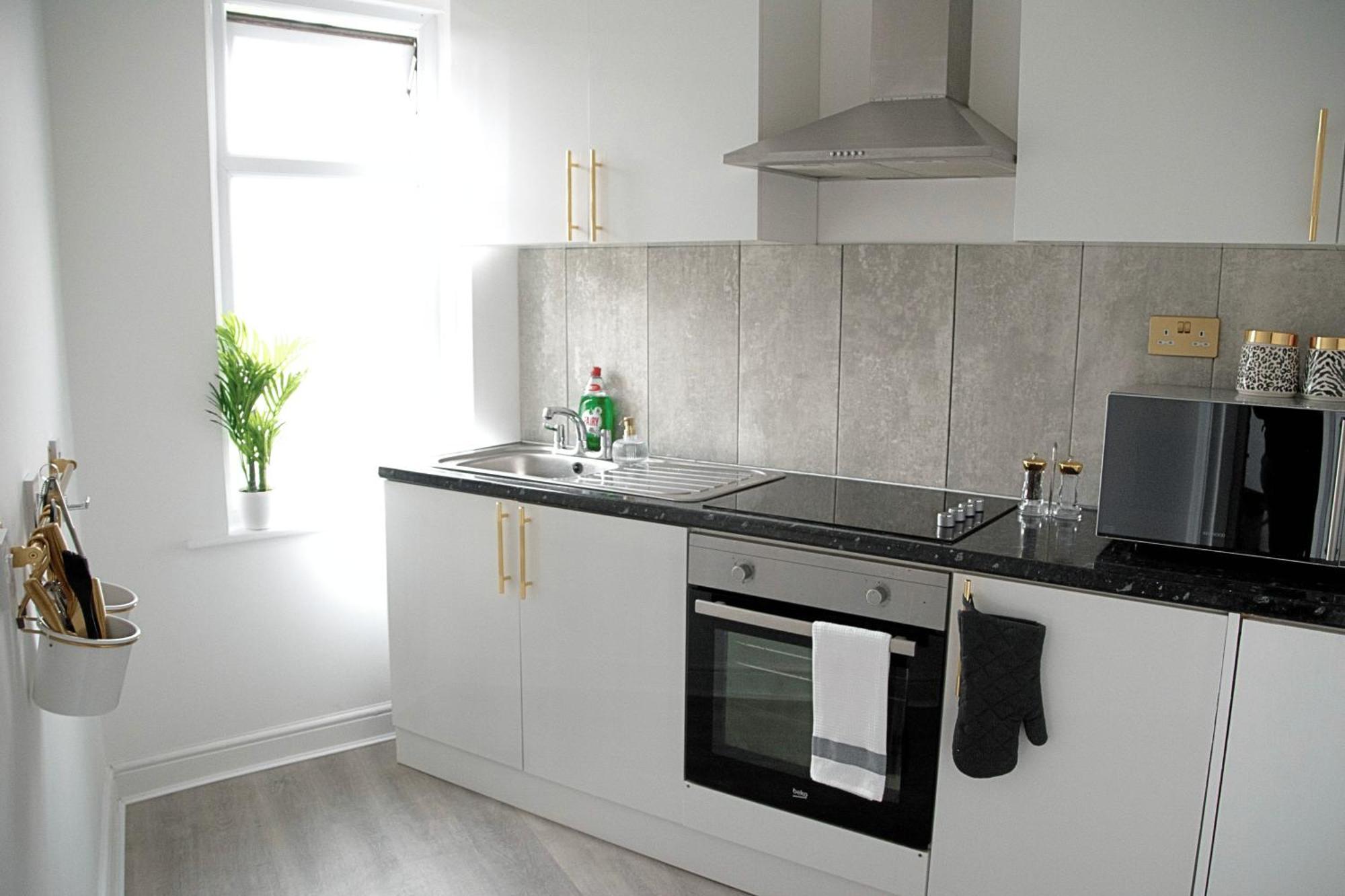 בורנמות' Modern Town Centre Flat - Free Shared Parking, King Size Bed, 5 Minutes Walk To Beach מראה חיצוני תמונה