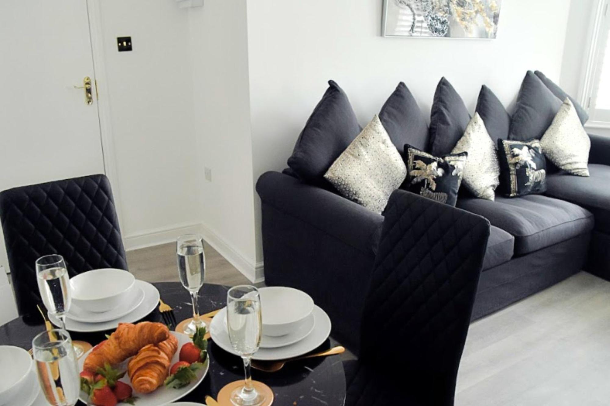 בורנמות' Modern Town Centre Flat - Free Shared Parking, King Size Bed, 5 Minutes Walk To Beach מראה חיצוני תמונה