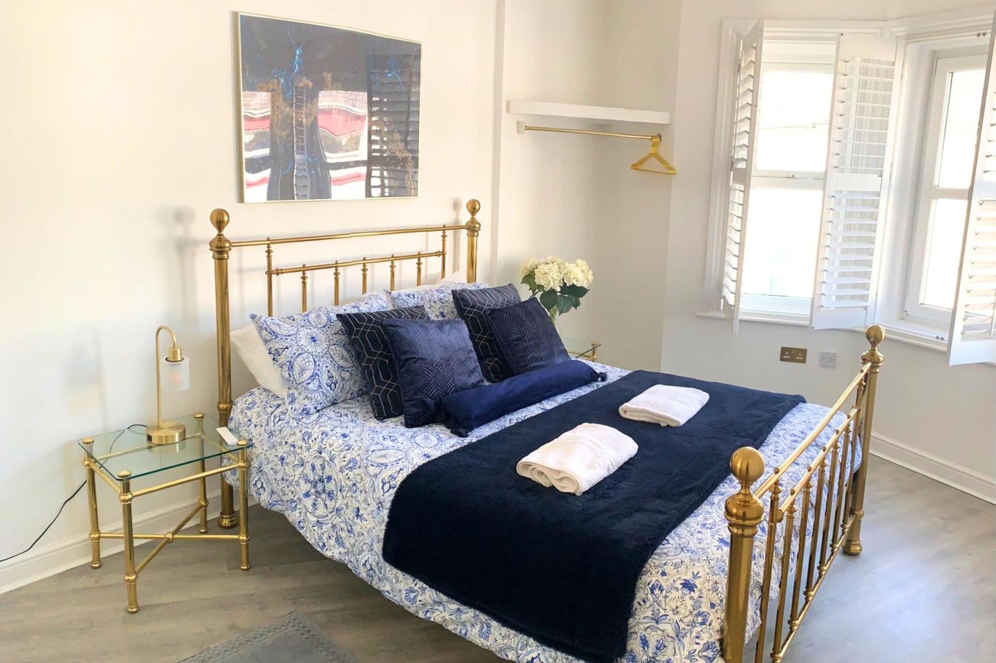 בורנמות' Modern Town Centre Flat - Free Shared Parking, King Size Bed, 5 Minutes Walk To Beach מראה חיצוני תמונה