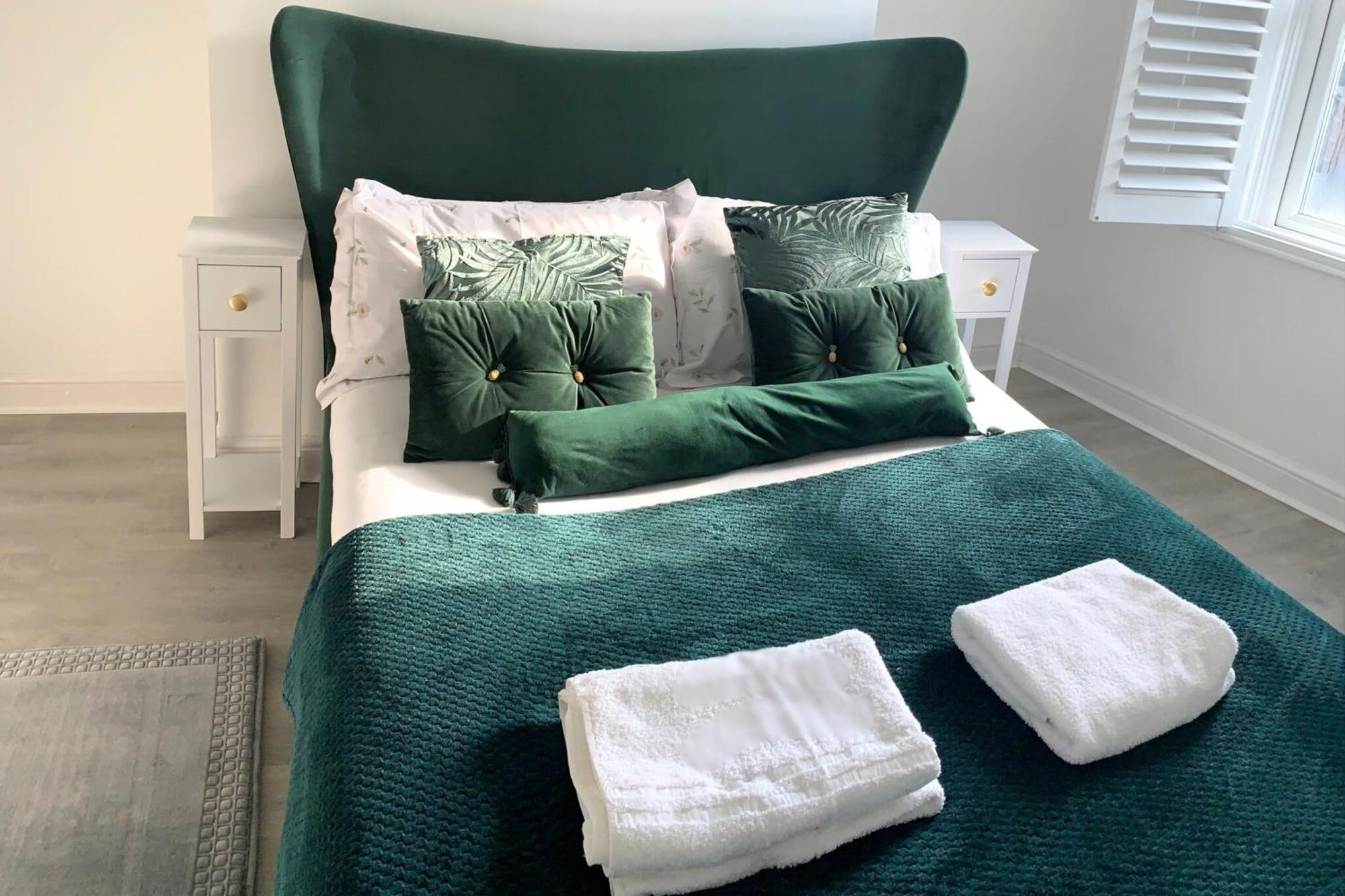 בורנמות' Modern Town Centre Flat - Free Shared Parking, King Size Bed, 5 Minutes Walk To Beach מראה חיצוני תמונה
