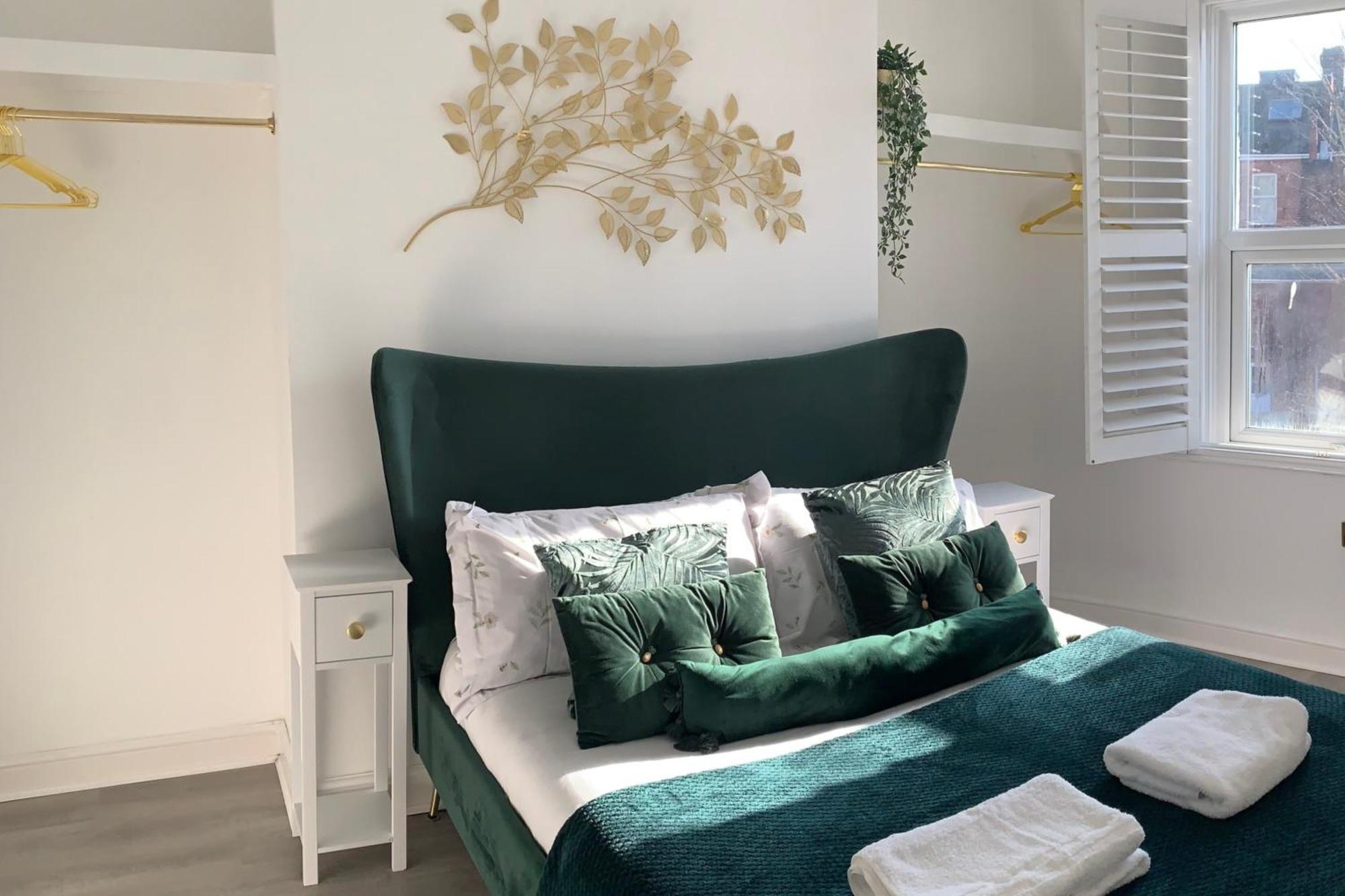 בורנמות' Modern Town Centre Flat - Free Shared Parking, King Size Bed, 5 Minutes Walk To Beach מראה חיצוני תמונה
